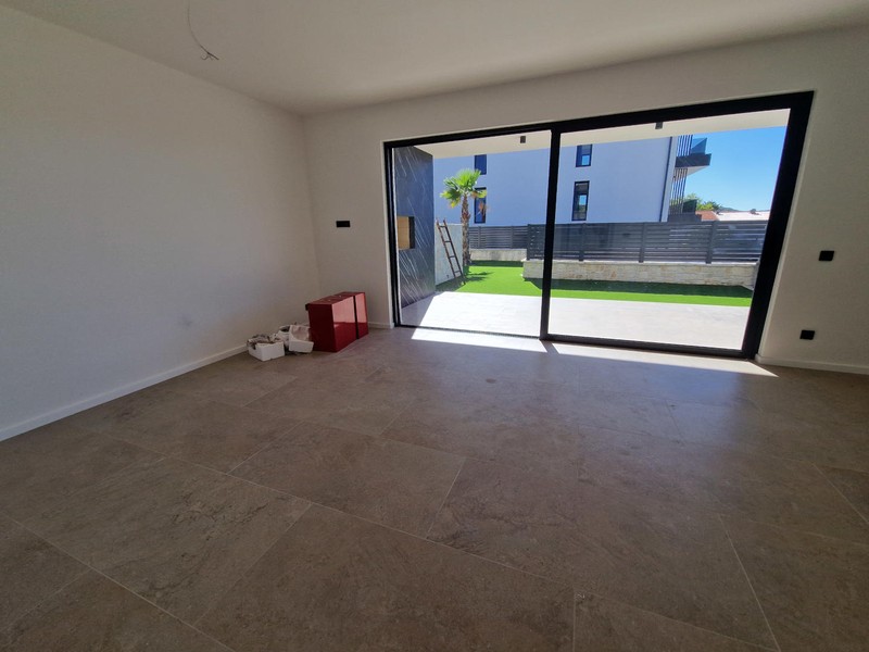 Soggiorno con porta-finestra sulla terrazza