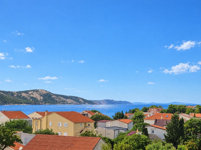 Vista sui tetti di Stara Novalja verso il mare