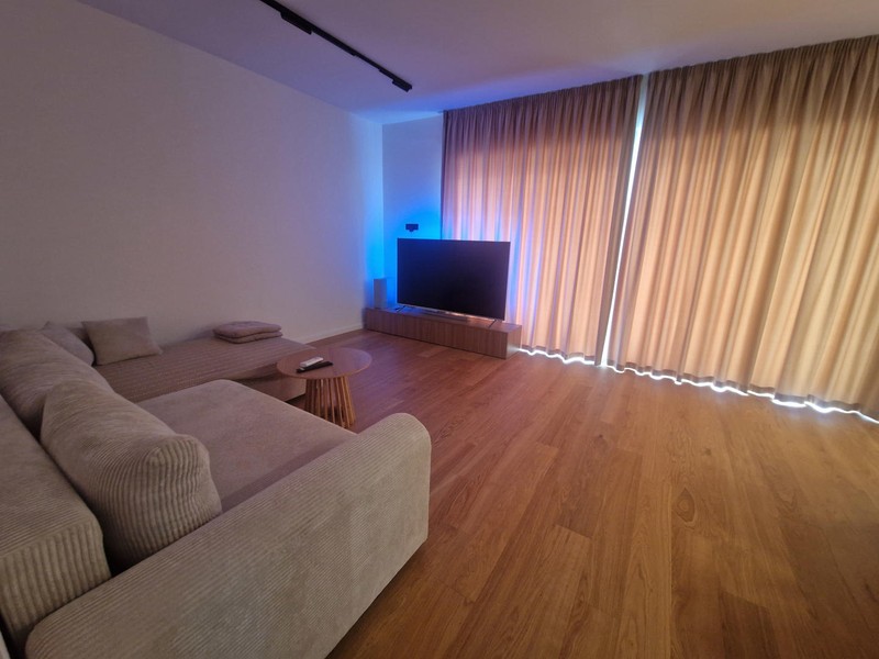 Soggiorno con televisore e divano