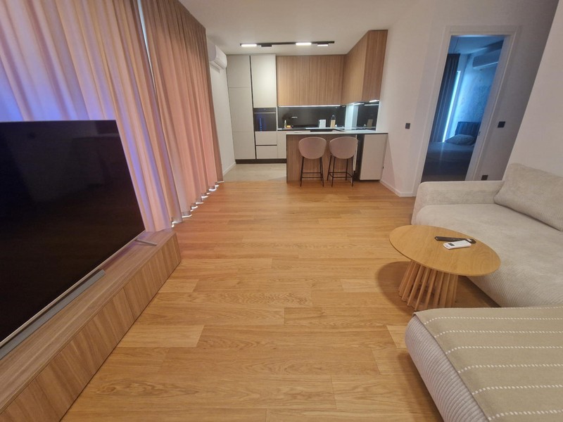Soggiorno arredato con pavimento in legno e divano