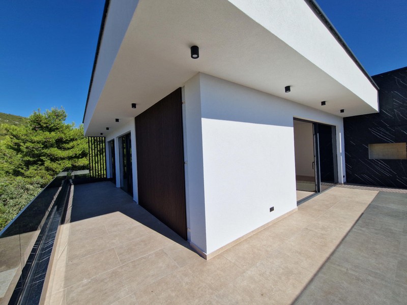 Loggia lungo l'appartamento con pavimento in piastrelle