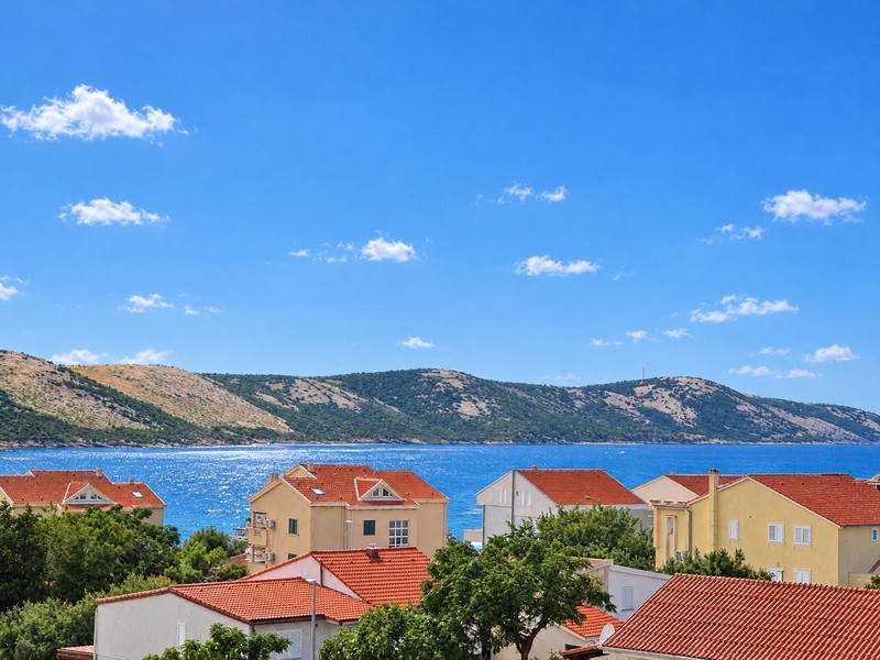 Vista dalla terrazza sui tetti verso il mare