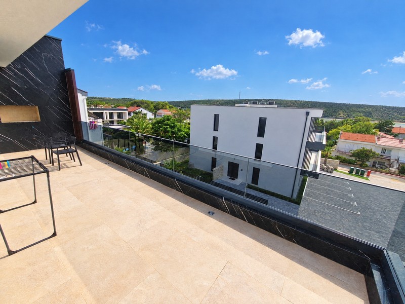 Terrazza con vista sull'edificio vicino e sulla baia
