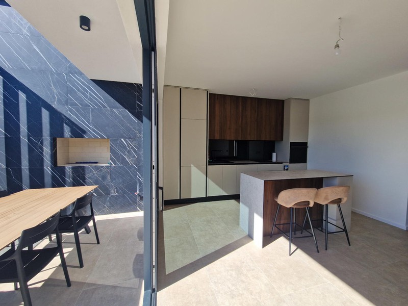 Cucina con isola e zona pranzo