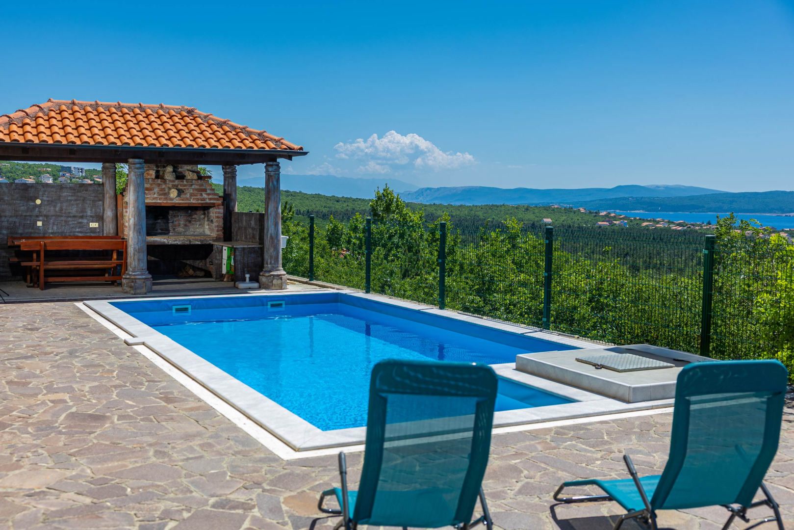 Appartamento con piscina e vista mare a Jadranovo, regione di Crikvenica