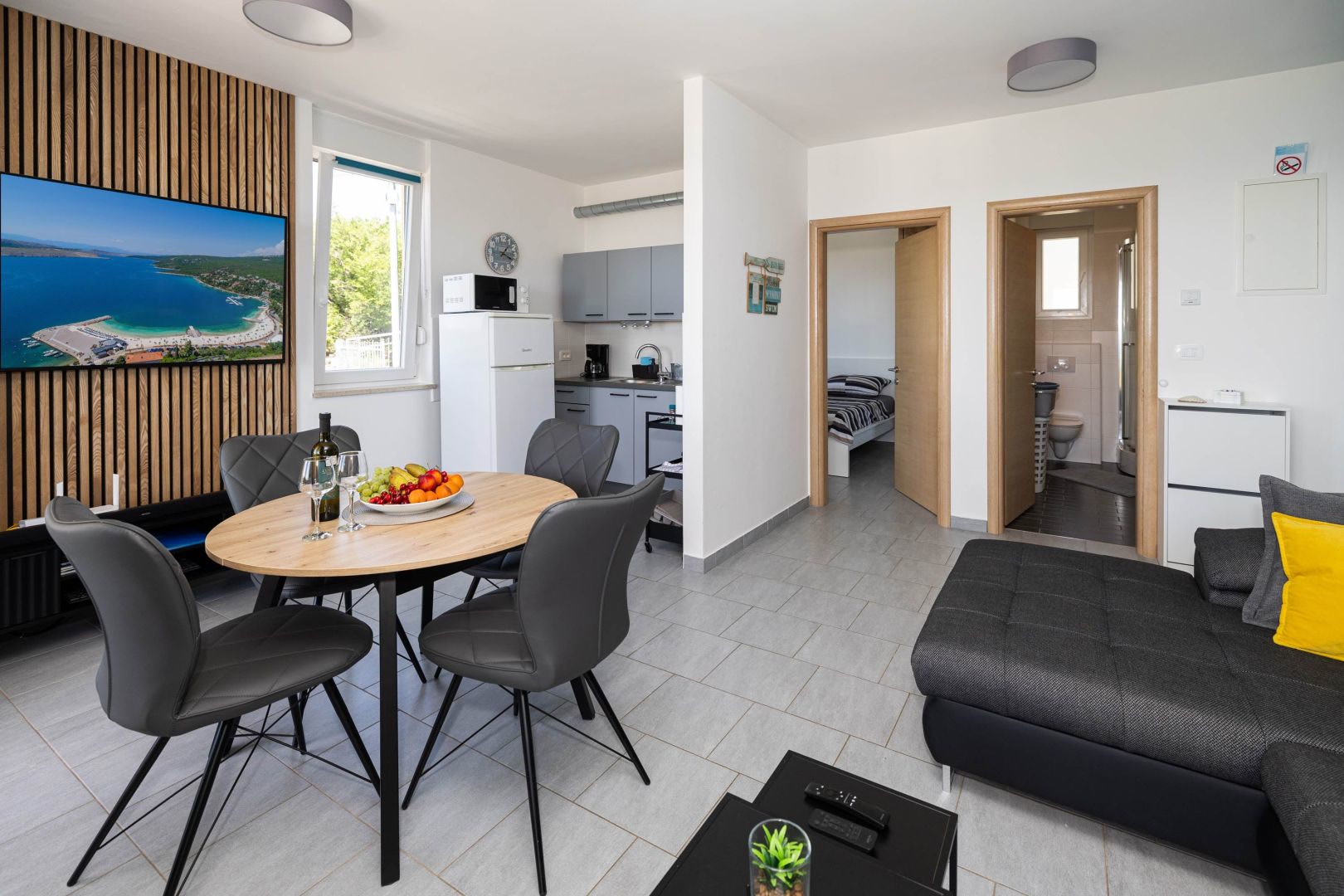Zona living con tavolo da pranzo e vista sul corridoio