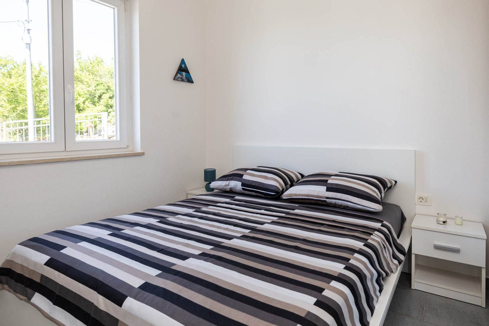 Camera da letto con letto matrimoniale e finestra