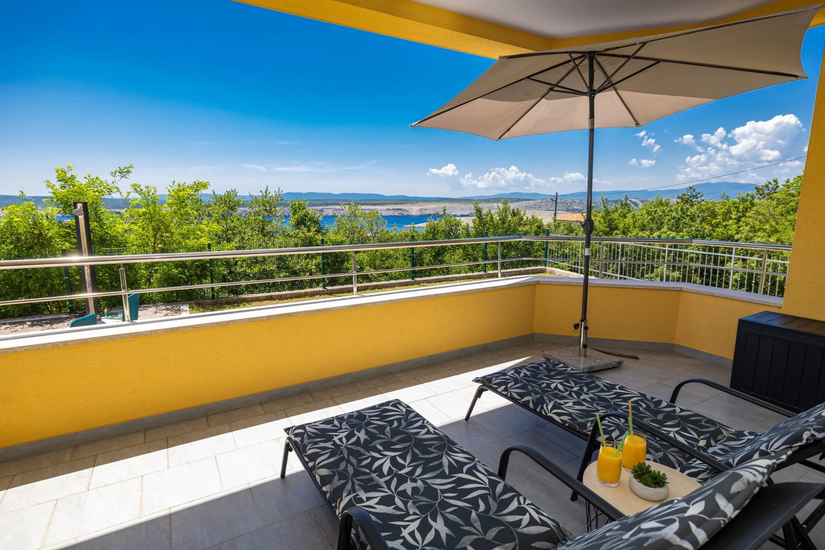 Loggia con ombrellone e vista mare