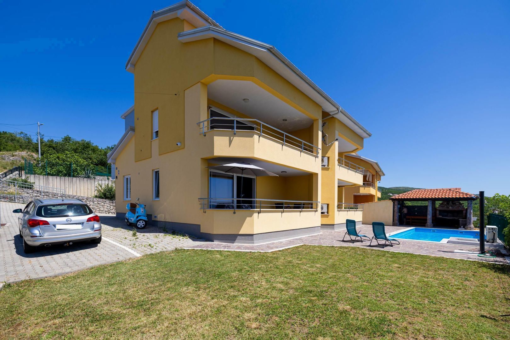 Palazzina gialla con posto auto e prato