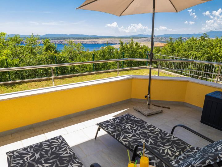 Loggia con lettini e vista sul mare