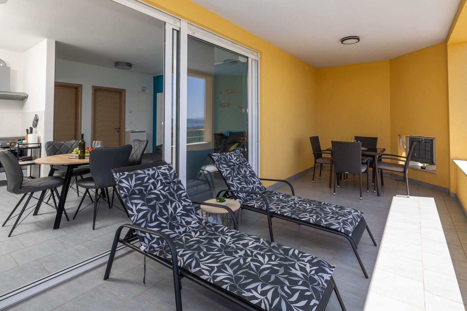 Soggiorno con zona pranzo e loggia aperta