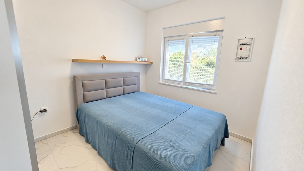 Camera da letto con mensola a parete e finestra