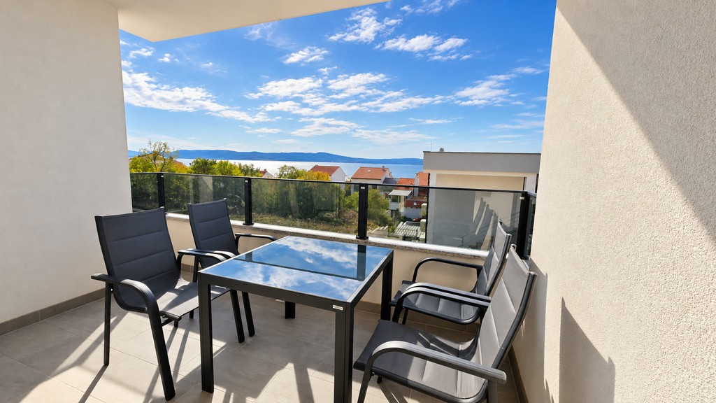 Loggia con salotto e vista sul mare