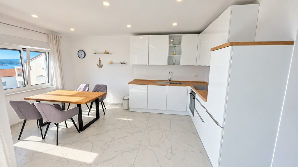 Cucina con zona pranzo e finestra sul mare