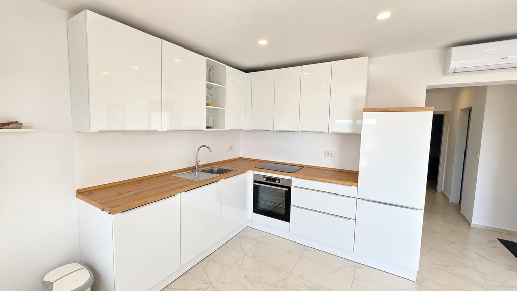 Cucina componibile bianca con piano di lavoro in legno