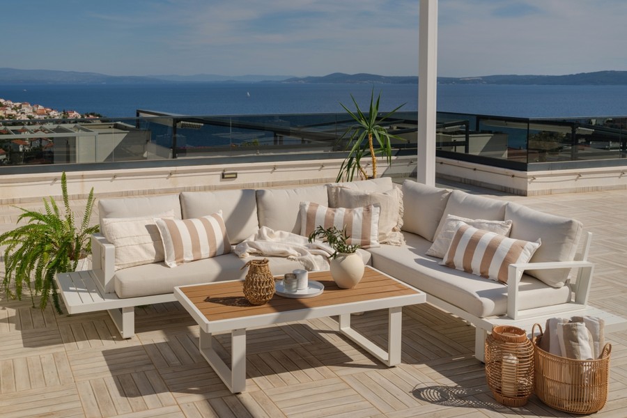 Terrazza sul tetto con zona salotto e vista sul mare