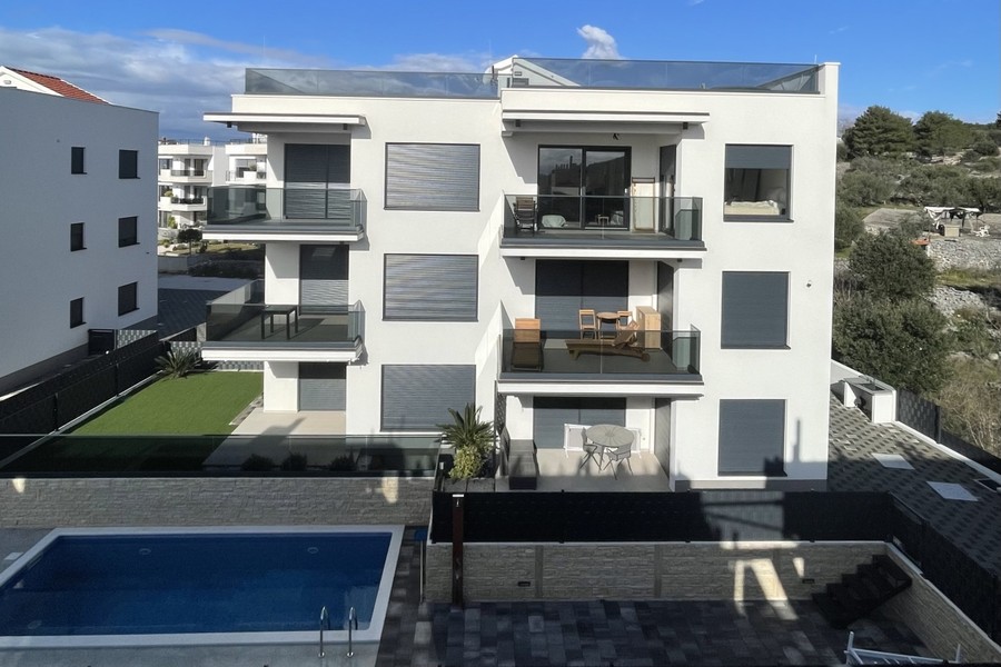 Edificio residenziale con balconi e piscina comune