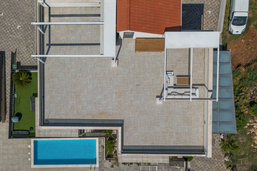 Vista aerea con terrazza sul tetto, prato e piscina