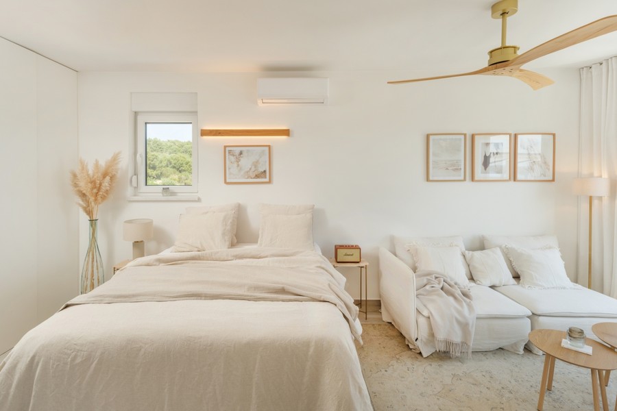 Camera da letto con letto matrimoniale e climatizzatore