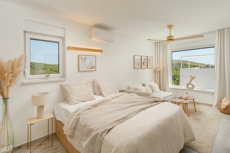 Camera da letto con finestre su due lati