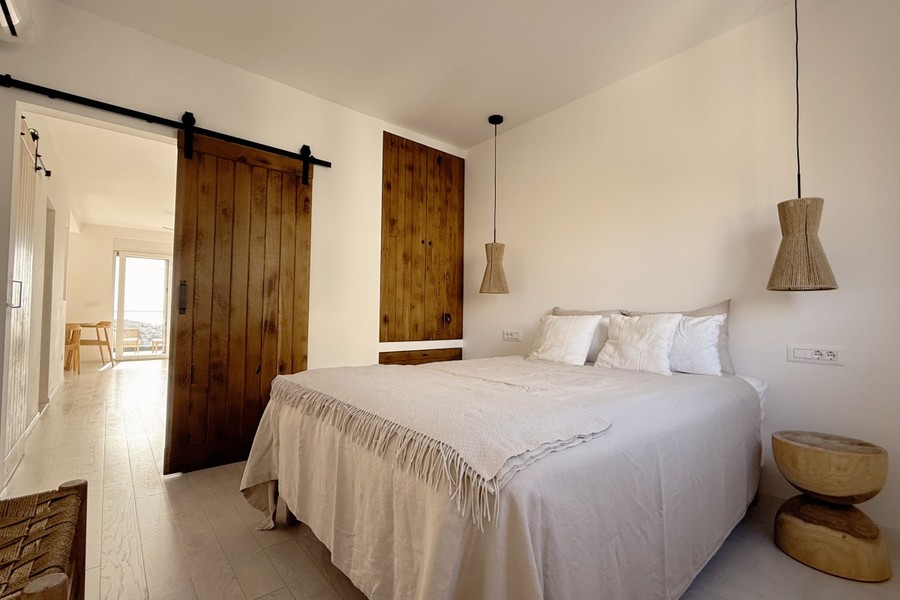 Camera da letto con porta scorrevole in legno