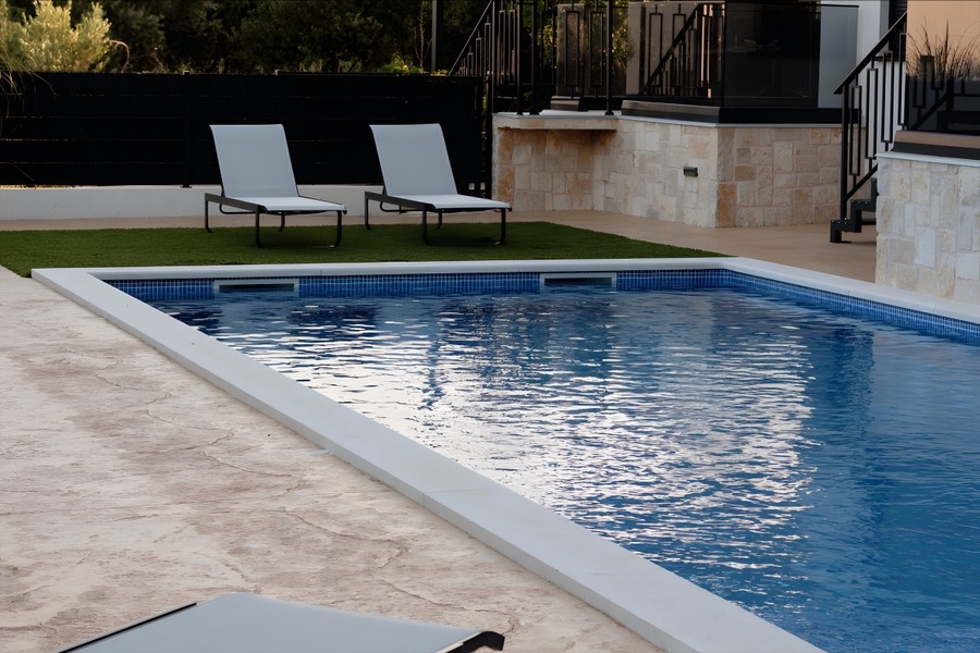 Piscina con prato e lettini