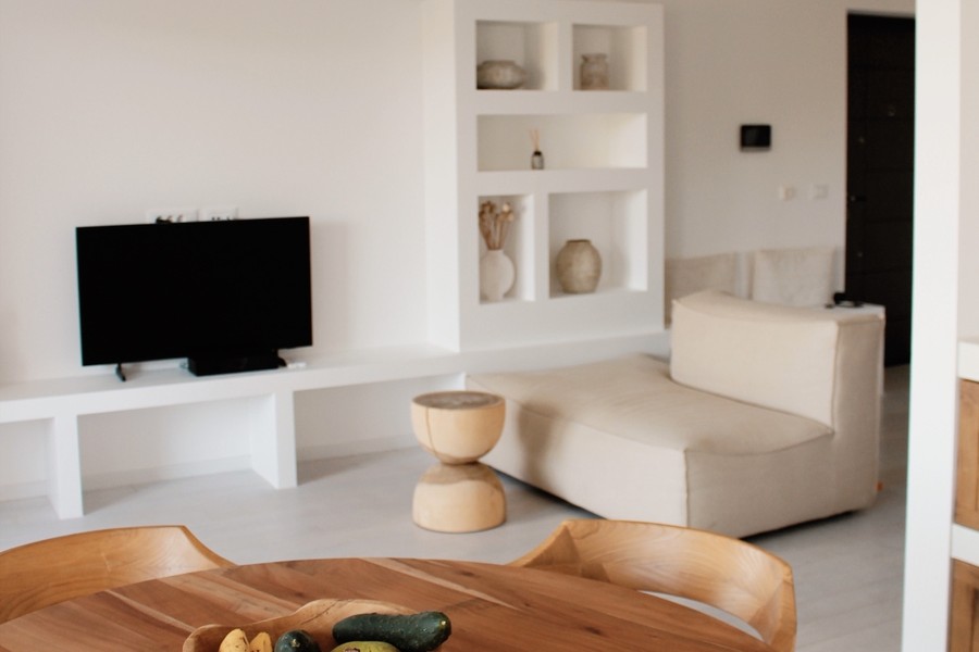 Soggiorno con scaffali e televisore
