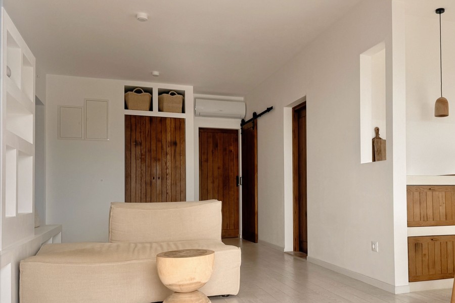 Zona giorno con porte in legno e climatizzatore