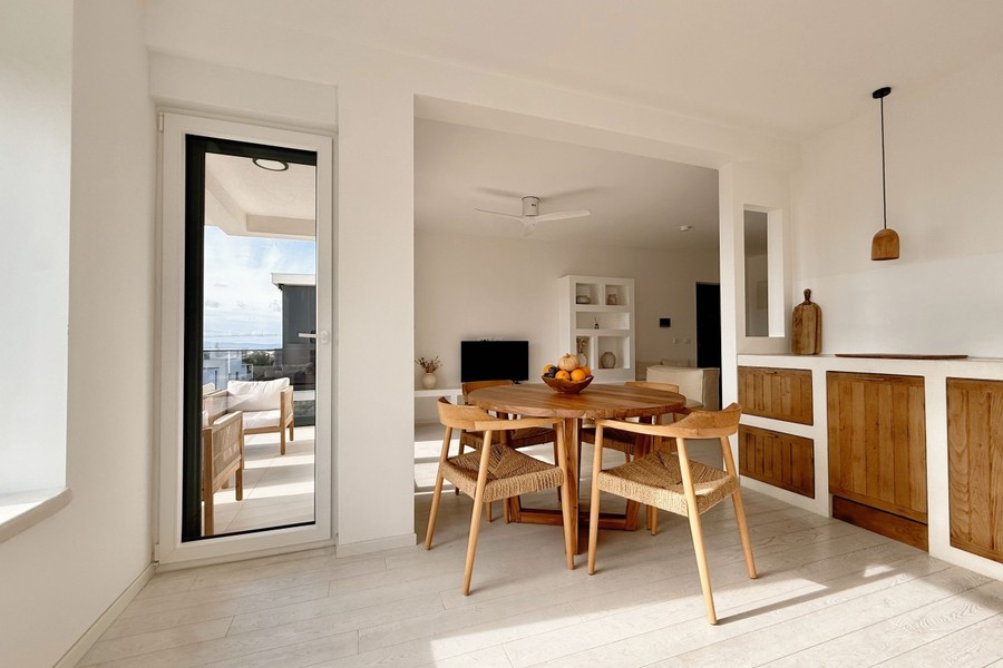 Spazio living aperto con tavolo rotondo