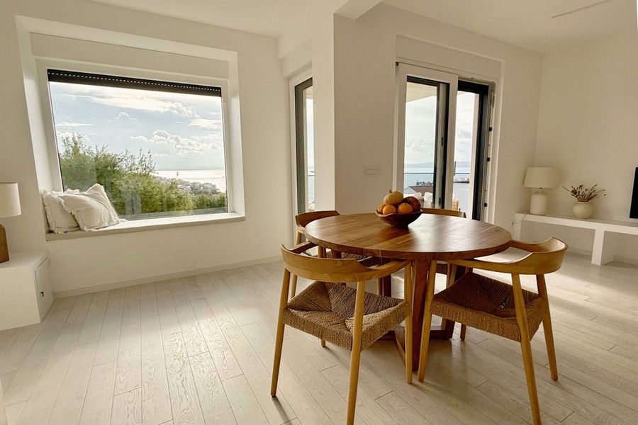 Tavolo da pranzo accanto alla finestra con vista esterna
