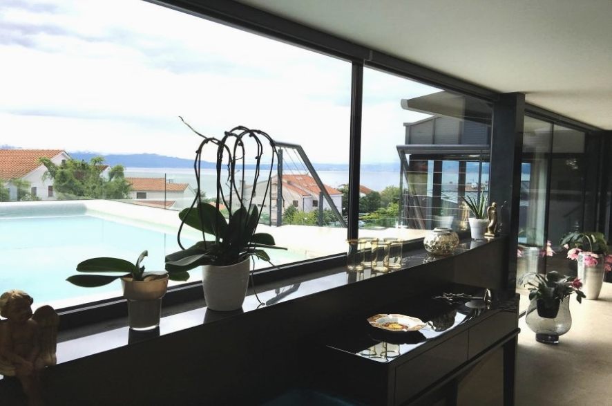 Terrazza sul tetto con piscina dell'immobile A824 sull'isola di Krk in Croazia.