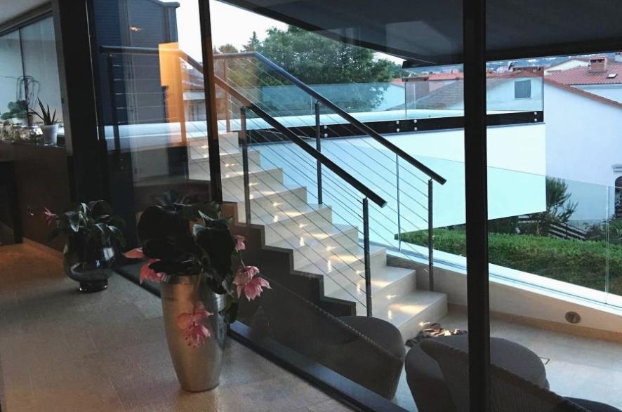 Scala per la terrazza sul tetto.