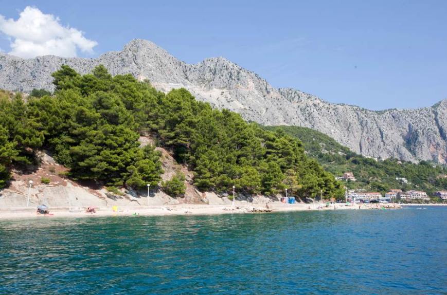 Spiaggia e massiccio del Biokovo sul mare a Makarska