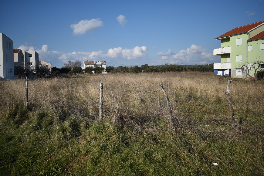 Terreno tra una villa e una casa plurifamiliare