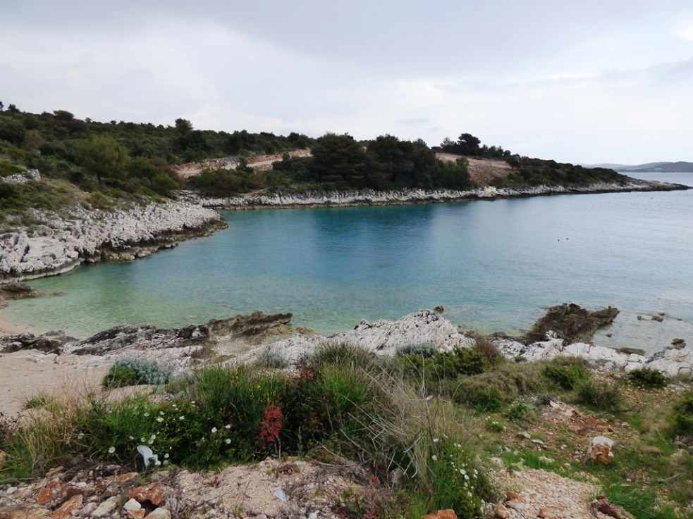 La piccola baia vicino a Rogoznica, a cui confina il terreno edificabile in vendita in Croazia. Agenzia immobiliare Croazia - Panorama Scouting