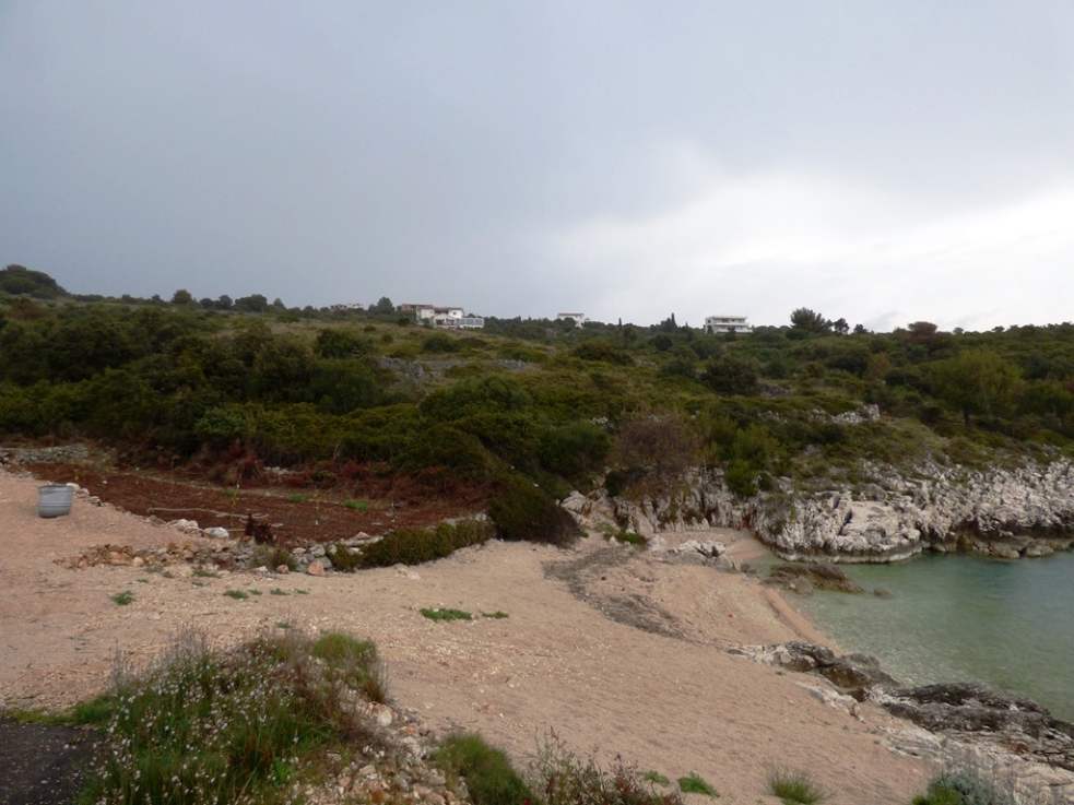 La spiaggia del terreno edificabile sul mare vicino a Rogoznica