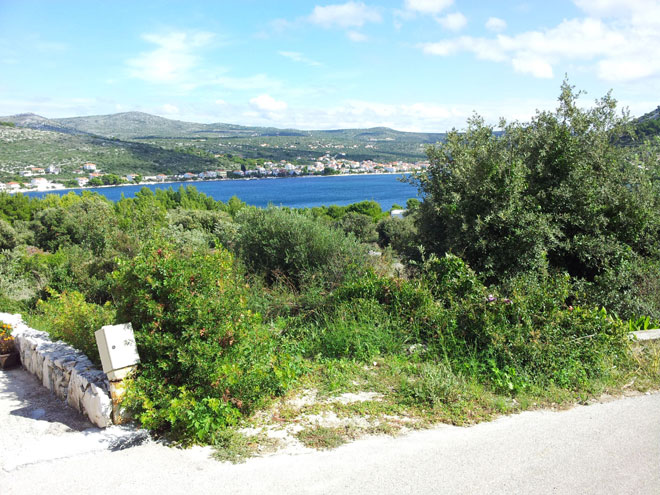 La vista mare dal terreno edificabile in vendita a Rogoznica.