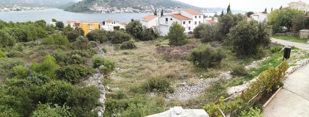Il terreno edificabile vicino al mare a Rogoznica, Dalmazia, in vendita