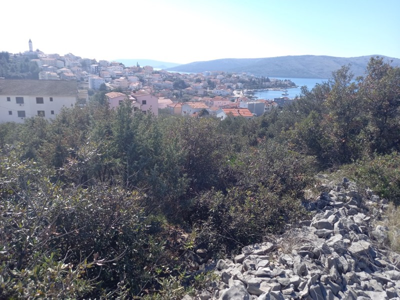 Terreno cespugliato con vista sul paese, sul campanile e sul mare