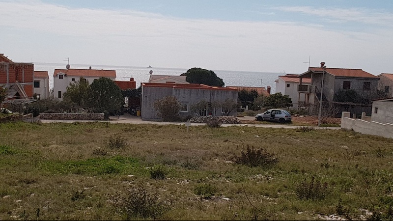 Terreno incolto tra le case con il mare sullo sfondo