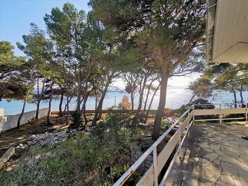 Terreno tranquillo in prima fila al mare in Croazia sull'isola di Brac.