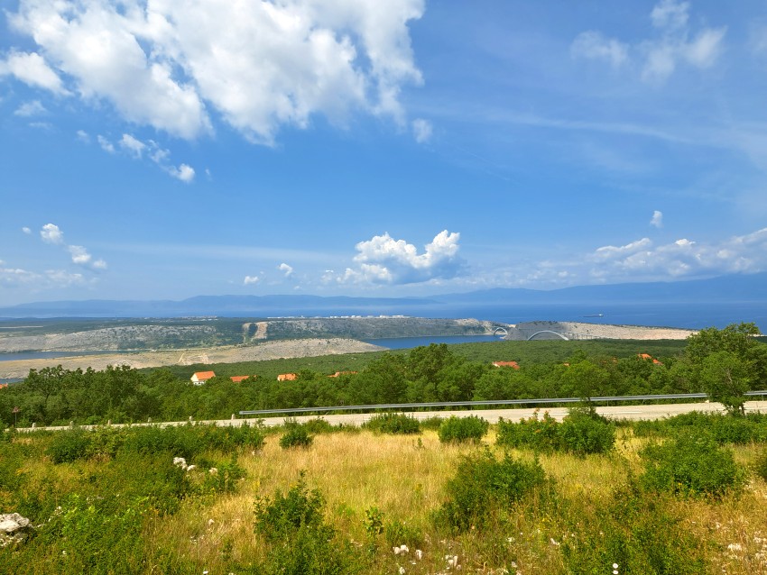 Ampia vista dal prato sulla baia fino al ponte