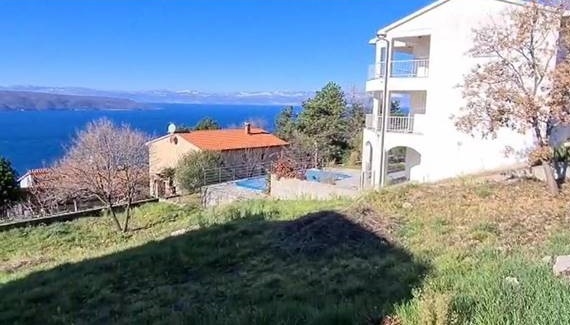 Prato accanto alla casa con vista sulla baia