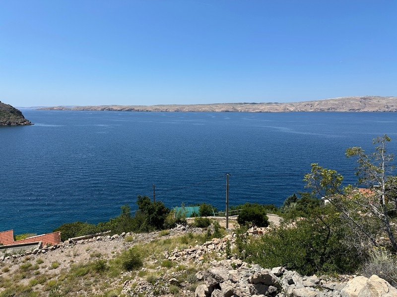Vista dal pendio sullo stretto fino all'isola brulla