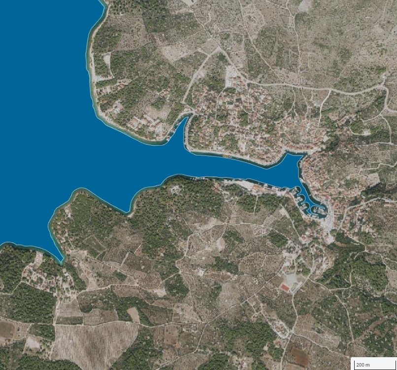 Mappa satellitare della baia con paese e campi circostanti