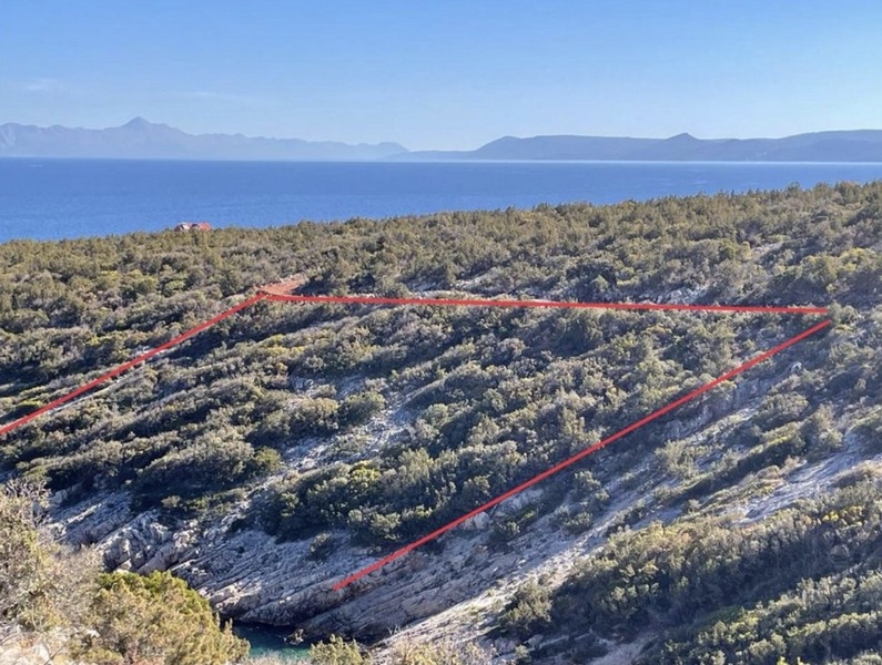 Terreno a Hvar vicino al mare.