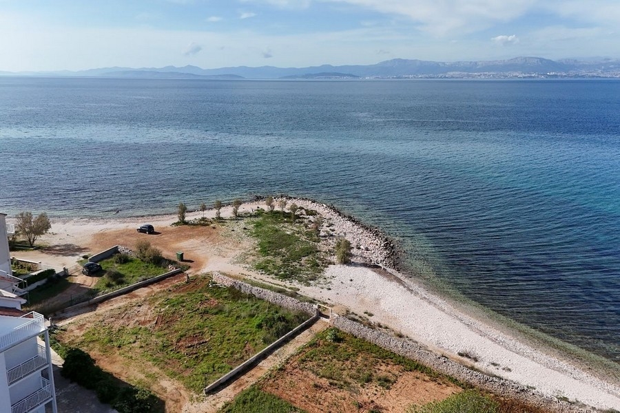 Terreno edificabile in prima fila al mare a Brac in Croazia.