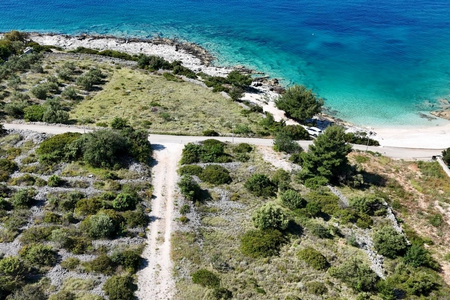 Terreno in prima fila al mare in Croazia