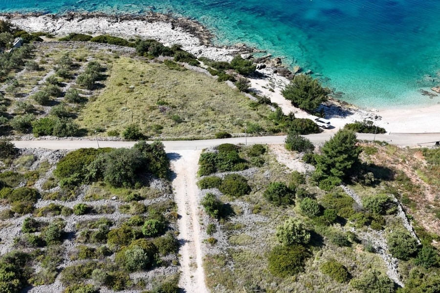 Terreno costiero con accesso alla spiaggia in Croazia