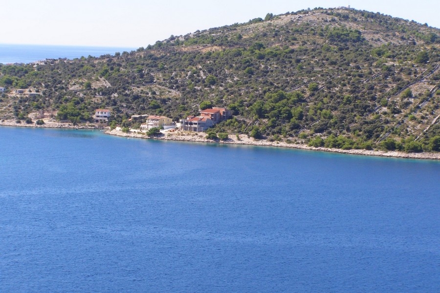 Vista sul mare e sulla baia vicino a Rogoznica